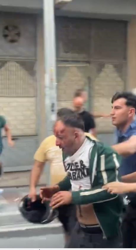 Sokak ortasında kadını bıçaklayan şahıs linç edildi