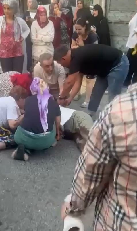 Sokak ortasında kadını bıçaklayan şahıs linç edildi