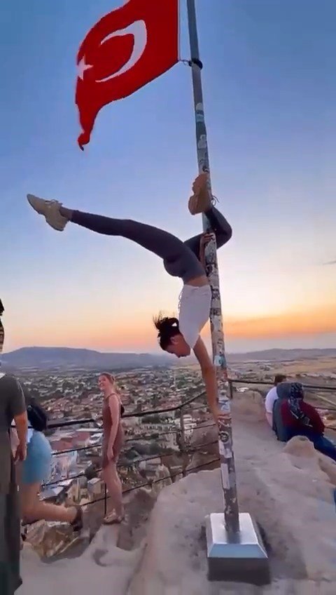 Valilik harekete geçti: Bayrak direğinde striptize soruşturma