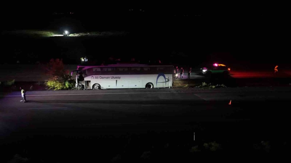 Yolcu otobüsü kaza yaptı: 1 ölü, 13 yaralı