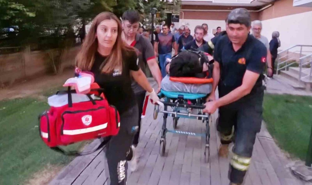 Asansörü tamire gelen 2 işçi, kabinle beraber yere çakıldı