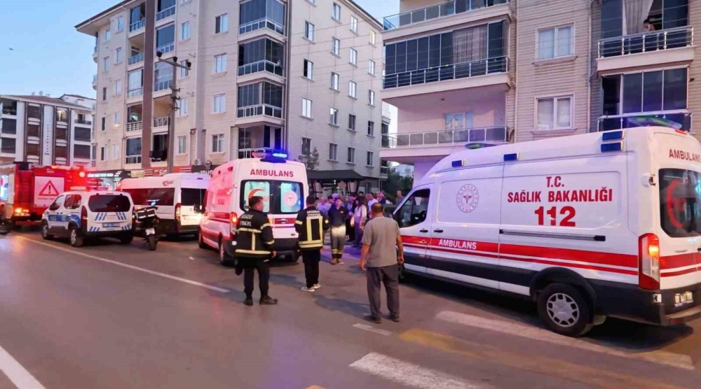 Asansörü tamire gelen 2 işçi, kabinle beraber yere çakıldı