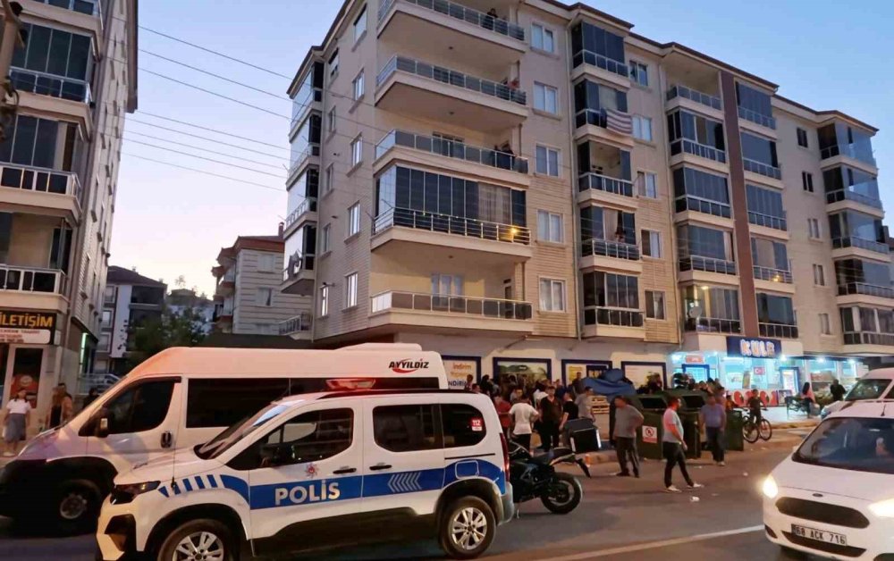 Asansörü tamire gelen 2 işçi, kabinle beraber yere çakıldı