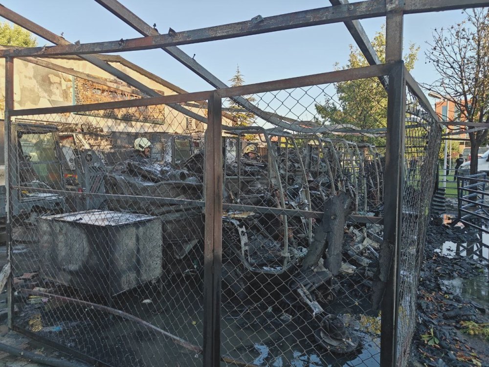 Belediyeye ait araçlar bir anda alev aldı, 4'ü tamamen yandı