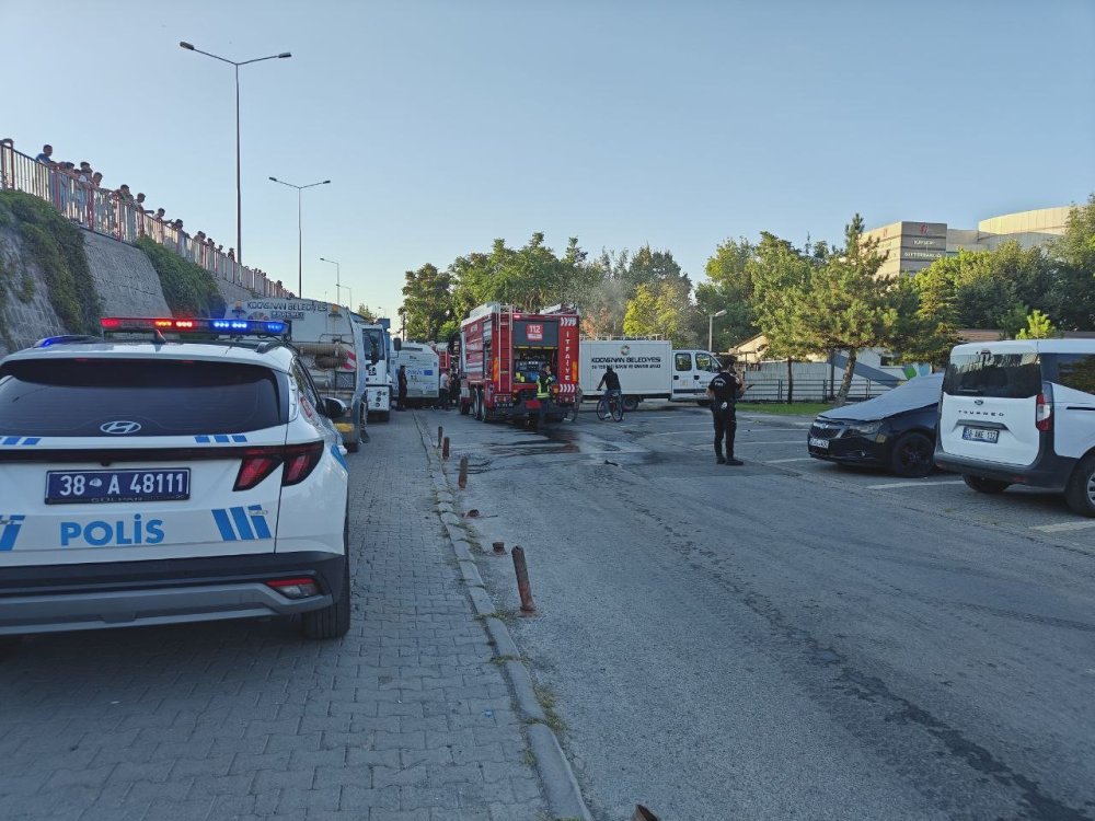 Belediyeye ait araçlar bir anda alev aldı, 4'ü tamamen yandı