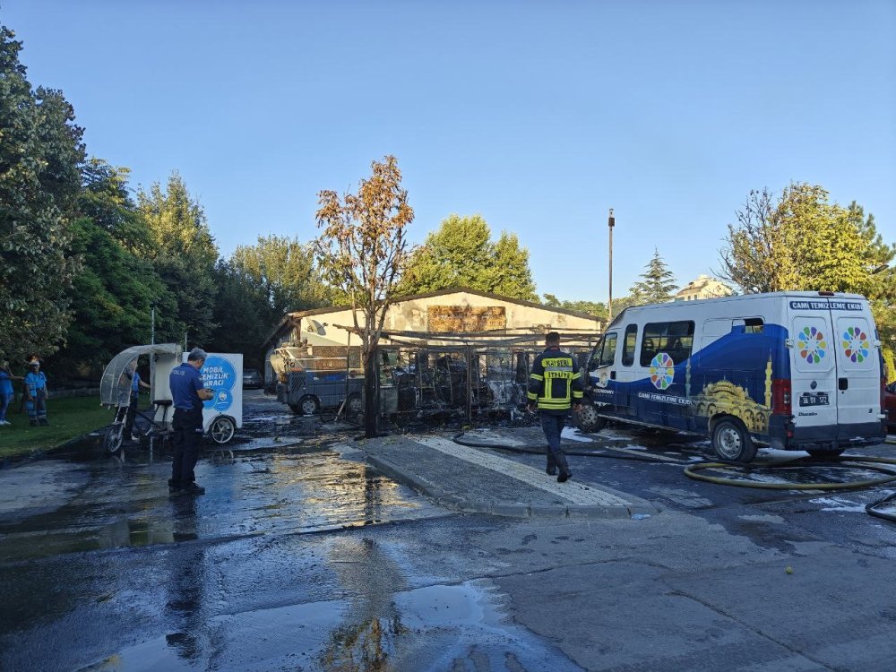 Belediyeye ait araçlar bir anda alev aldı, 4'ü tamamen yandı