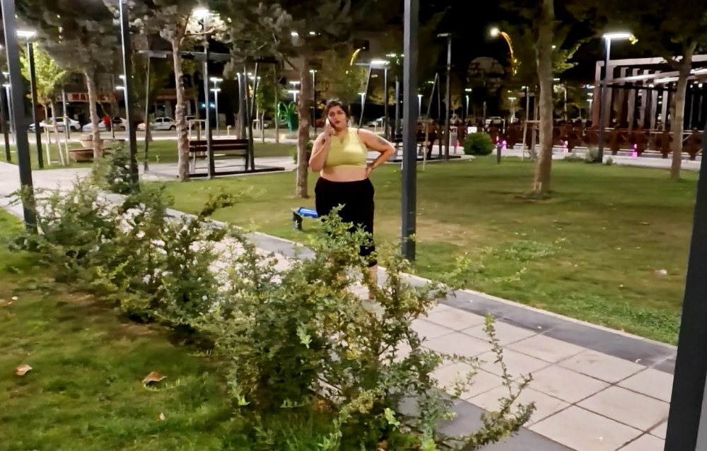 Çığlık atıp yardım istedi, yardıma gelenleri darp etti