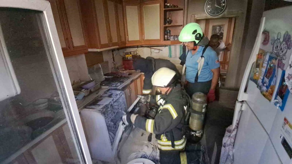 Evinde yangın çıkan kadın, can yoldaşını ölüme terk etmedi