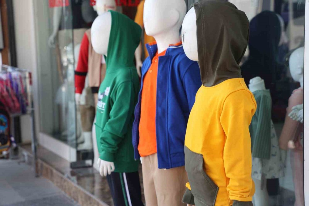 Okul Alışverişi Başladı: Veliler Kalite ve Bütçeyi Dengelemeye Çalışıyor