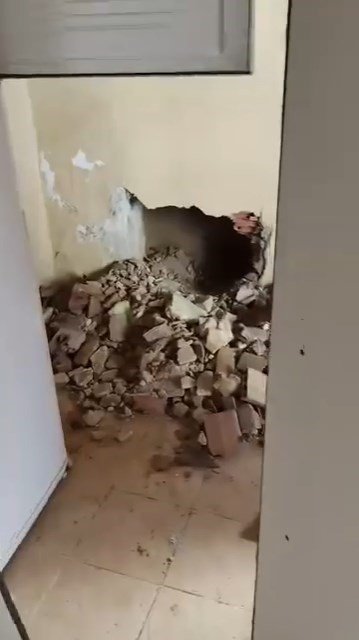 Defineciler baba evini köstebek yuvasına çevirdi