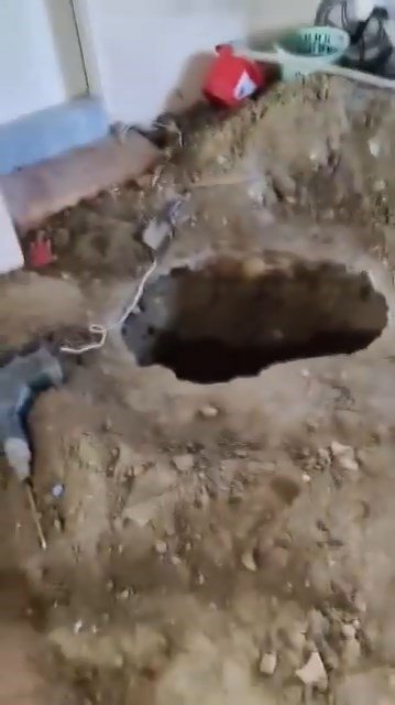 Defineciler baba evini köstebek yuvasına çevirdi