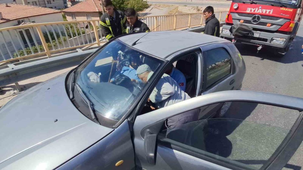 Kaza Sonrası İtfaiye Yaşlı Kadını Böyle Kurtardı