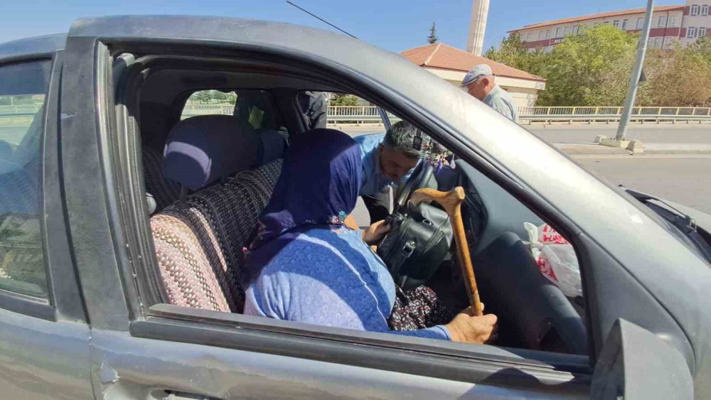 Kaza Sonrası İtfaiye Yaşlı Kadını Böyle Kurtardı