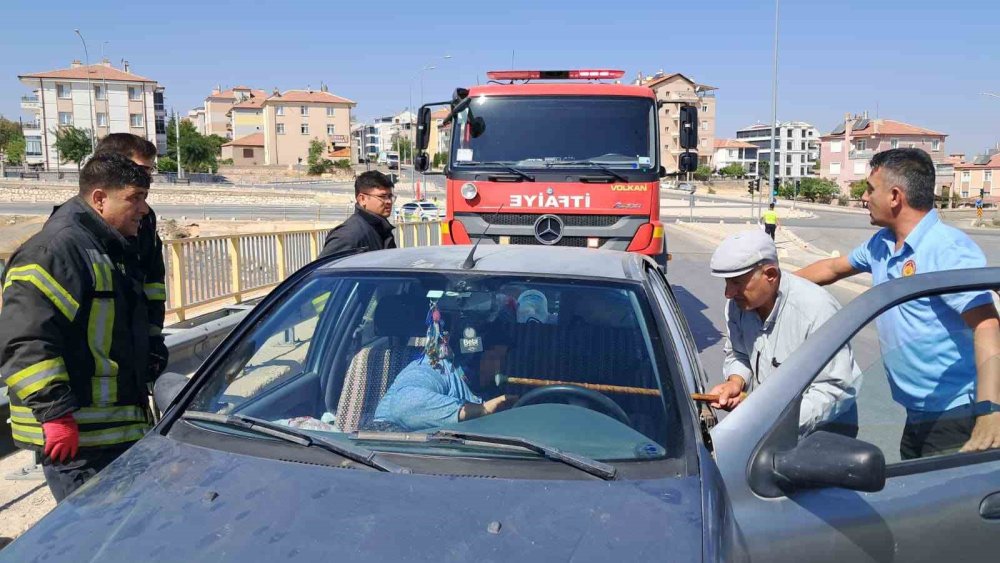 Kaza Sonrası İtfaiye Yaşlı Kadını Böyle Kurtardı