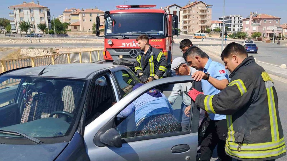 Kaza Sonrası İtfaiye Yaşlı Kadını Böyle Kurtardı