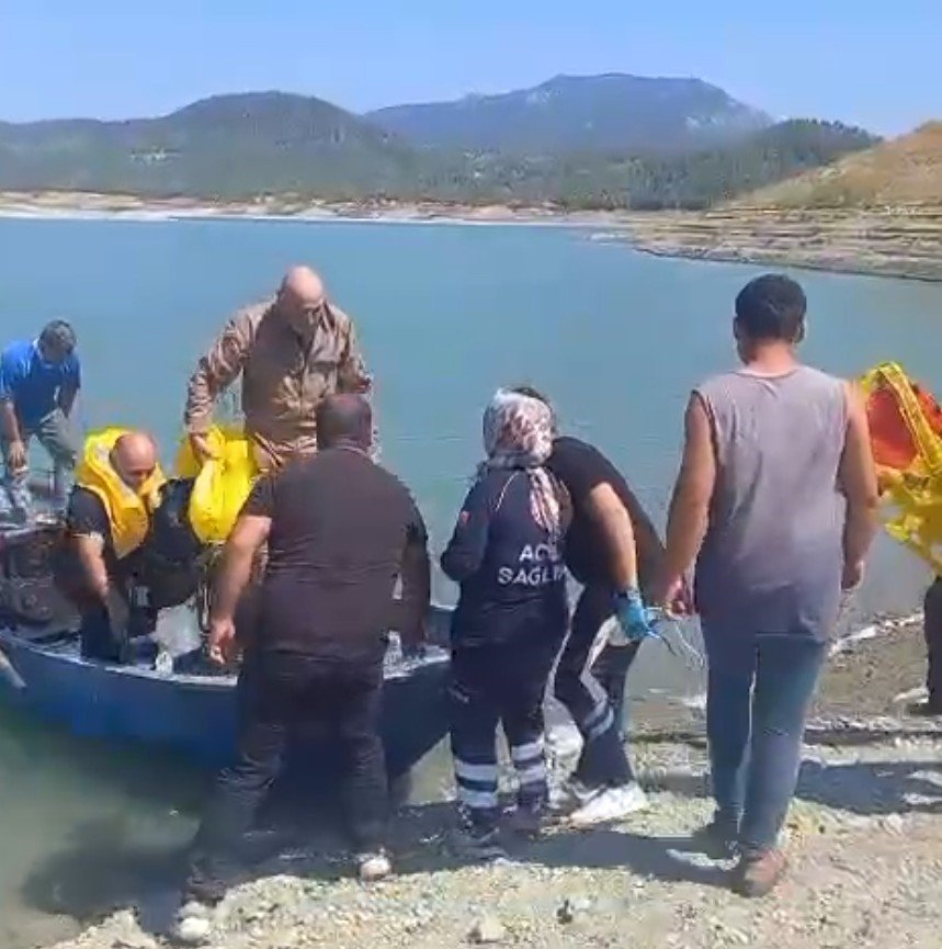 Eğitim uçağı Karacaören Barajı'na düştü: 2 kişi sağ kurtuldu