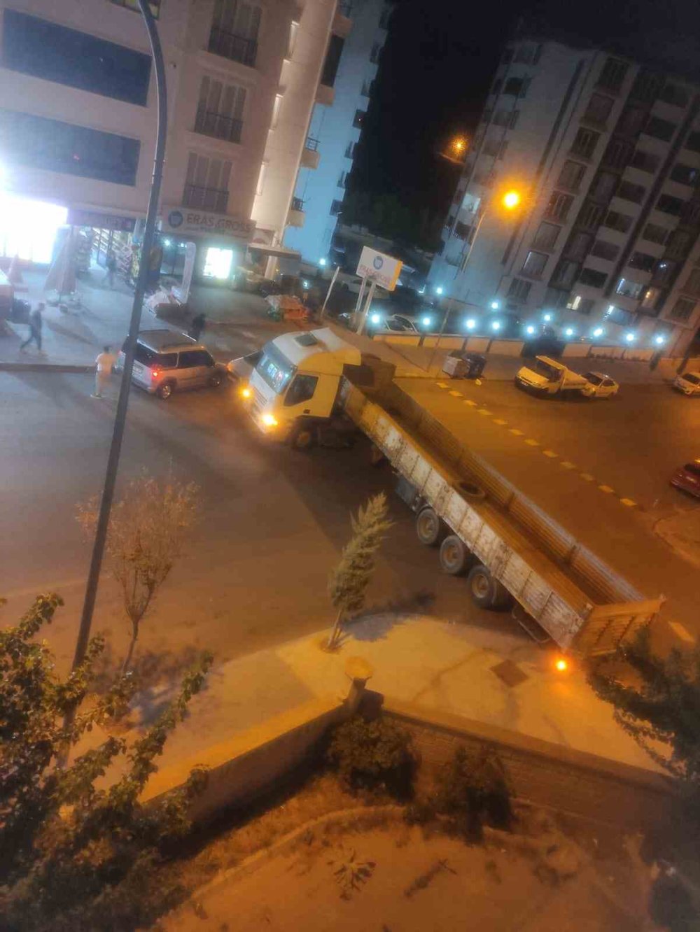 El freni çekilmeyen tır geri geri gitti, yolu kapattı