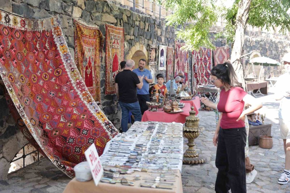 Nevşehir Antika Pazarı Tarihi Kale’de Kapılarını Açtı