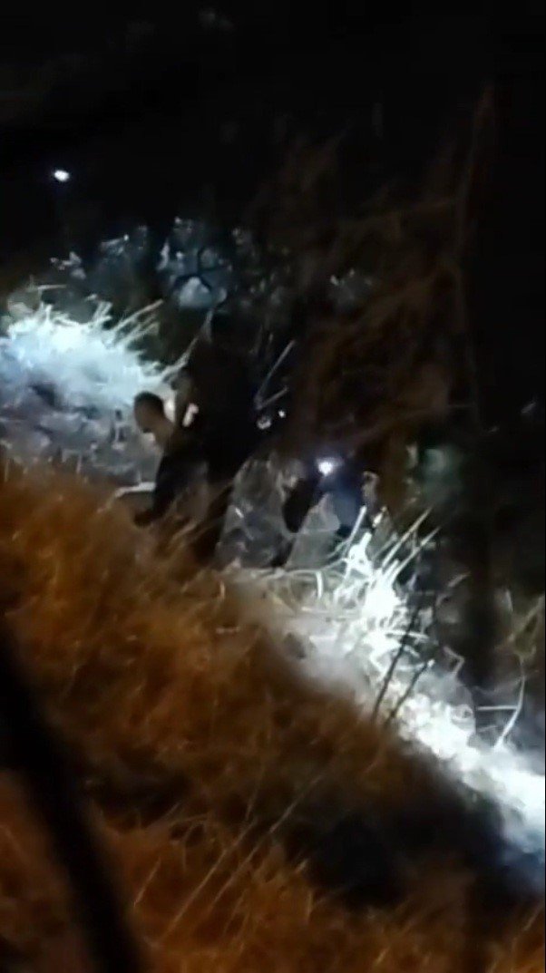 Otluk alanda ateş yakmaya çalışan 3 kişi çalıların arasında yakalandı