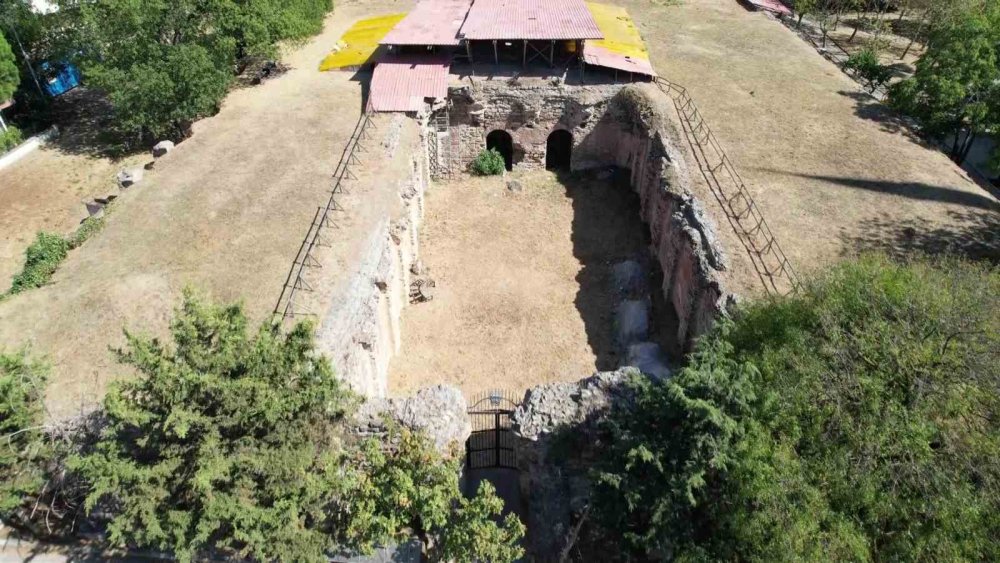 Apartmanların arasında Bizans’tan kalma arkeolojik alan