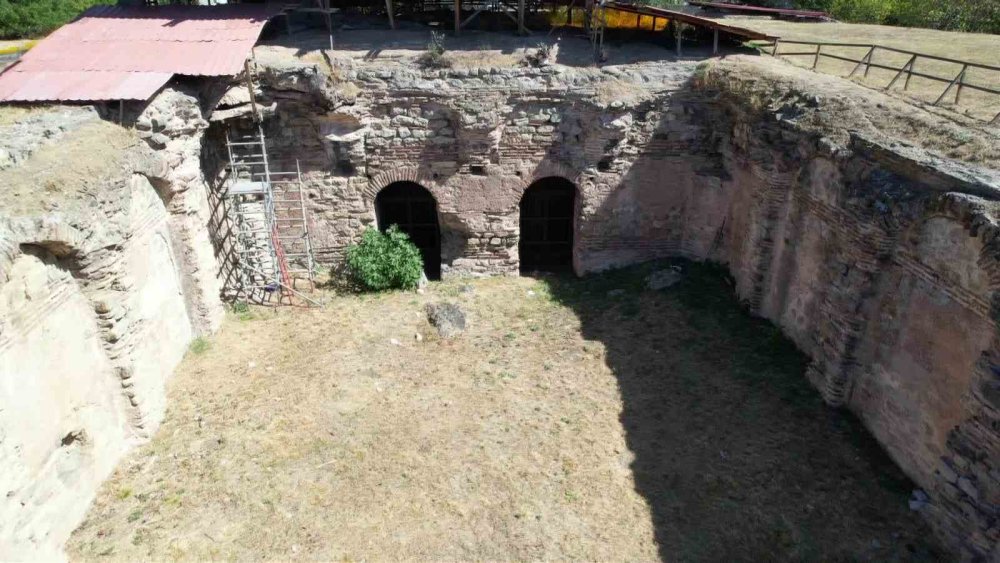 Apartmanların arasında Bizans’tan kalma arkeolojik alan