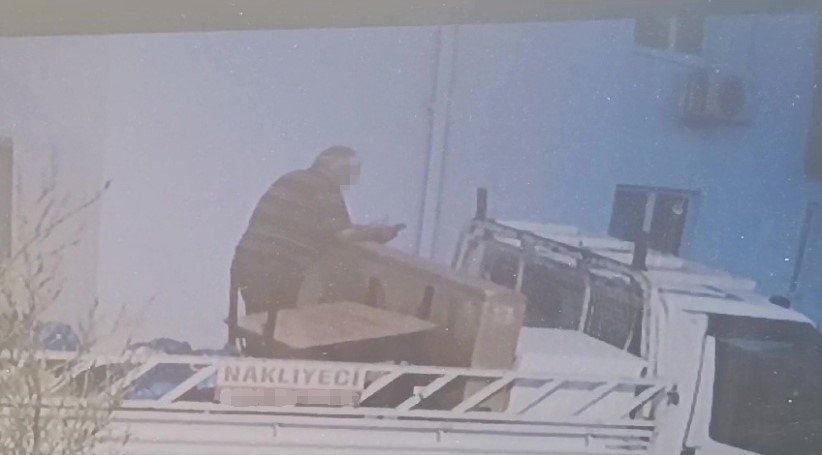 Dairedeki tüm eşyaları 3,5 dakikada götürdü