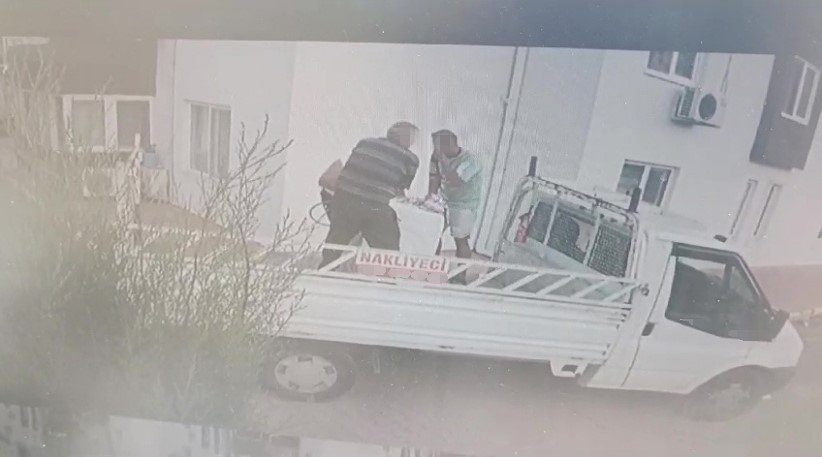 Dairedeki tüm eşyaları 3,5 dakikada götürdü