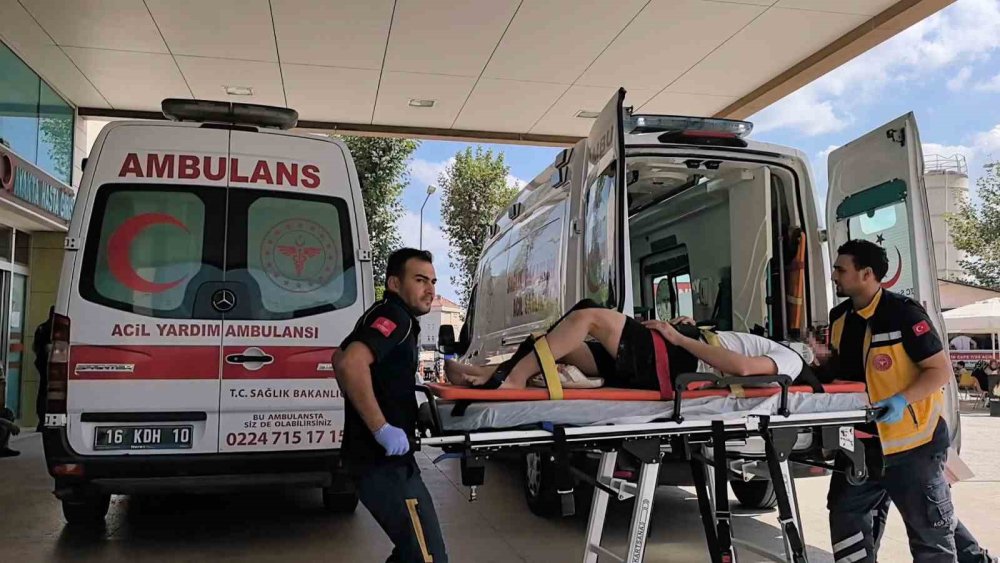 Üzerine 50 kiloluk inşaat kovası düşen işçi ağır yaralandı