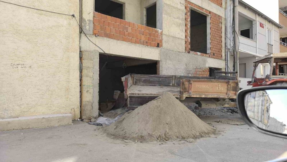 Üzerine 50 kiloluk inşaat kovası düşen işçi ağır yaralandı