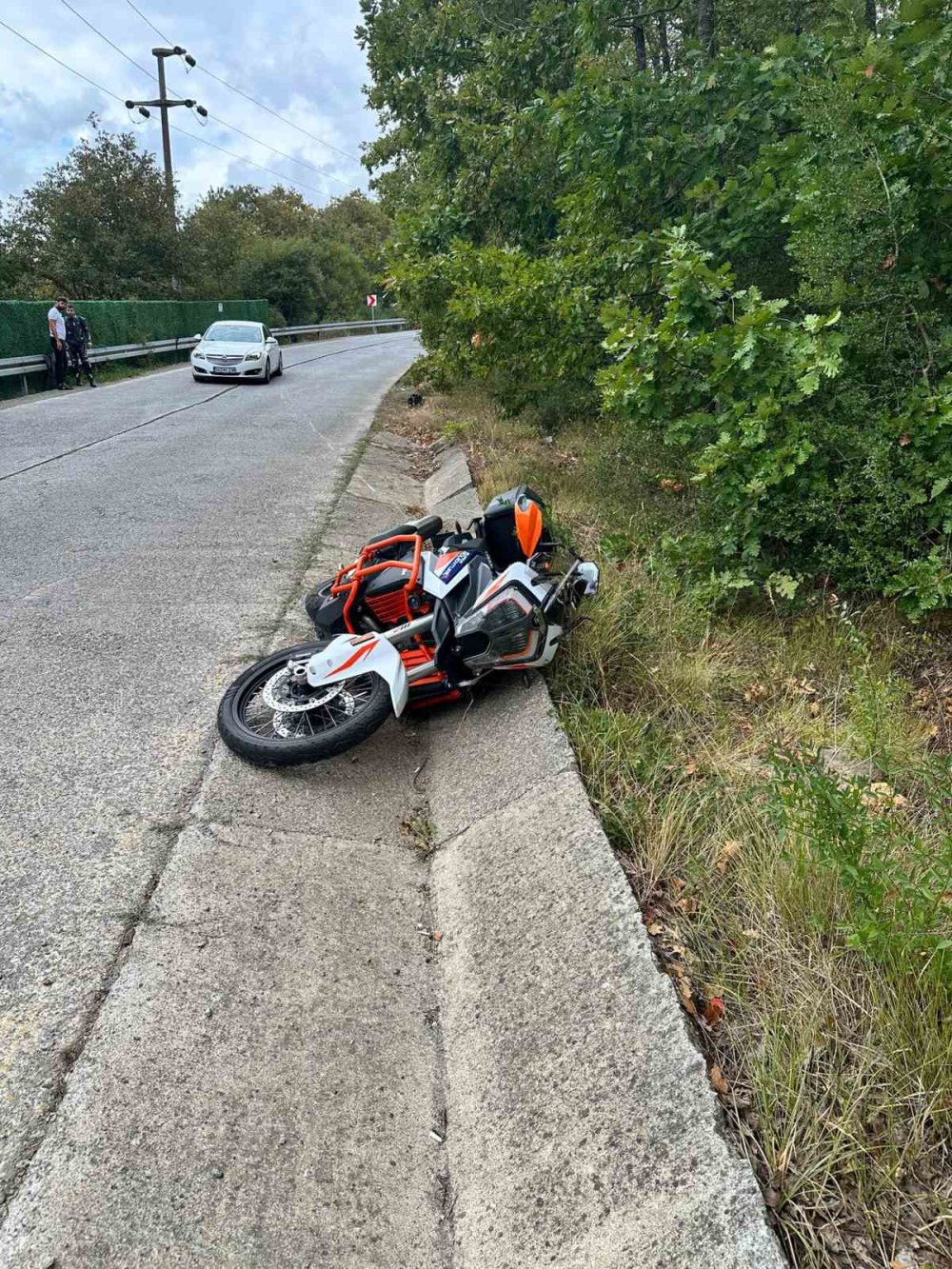 Asfalttaki yarık yüzünden ölümden döndü