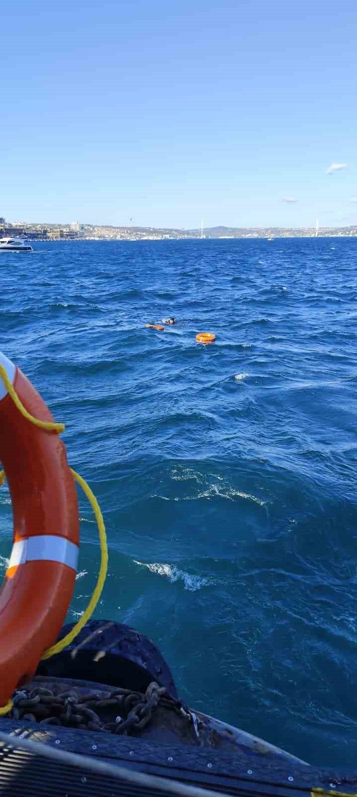 Boğulmak üzereyken vapurdaki yolcular fark etti