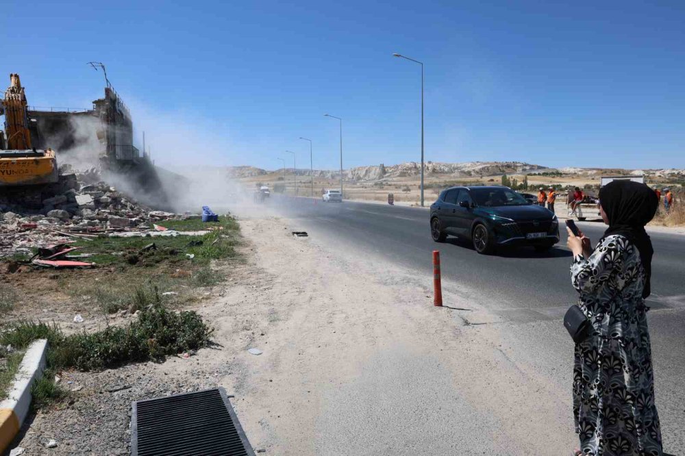 İş yerinin yıkılmasını gözyaşlarıyla izledi