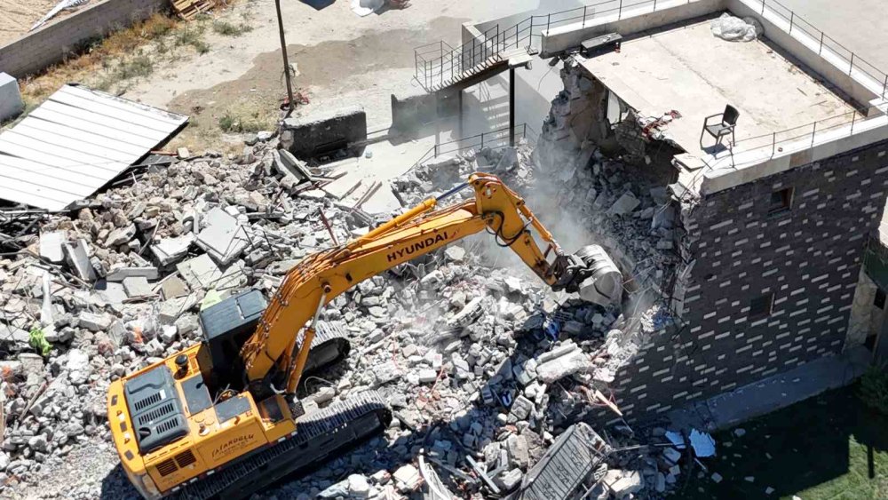 İş yerinin yıkılmasını gözyaşlarıyla izledi