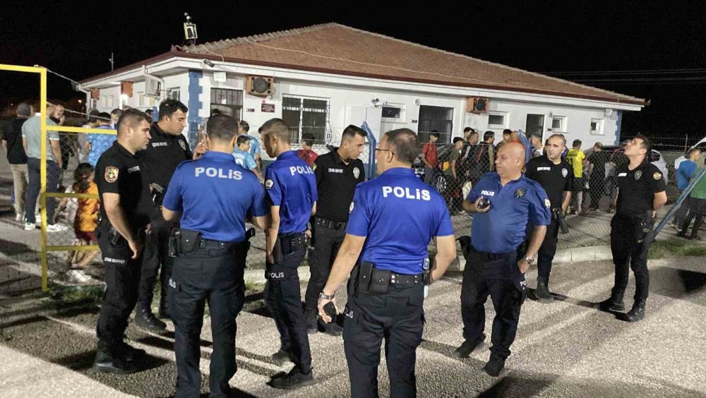 Kırmızı kart gösterdi diye hakemi yumrukladı