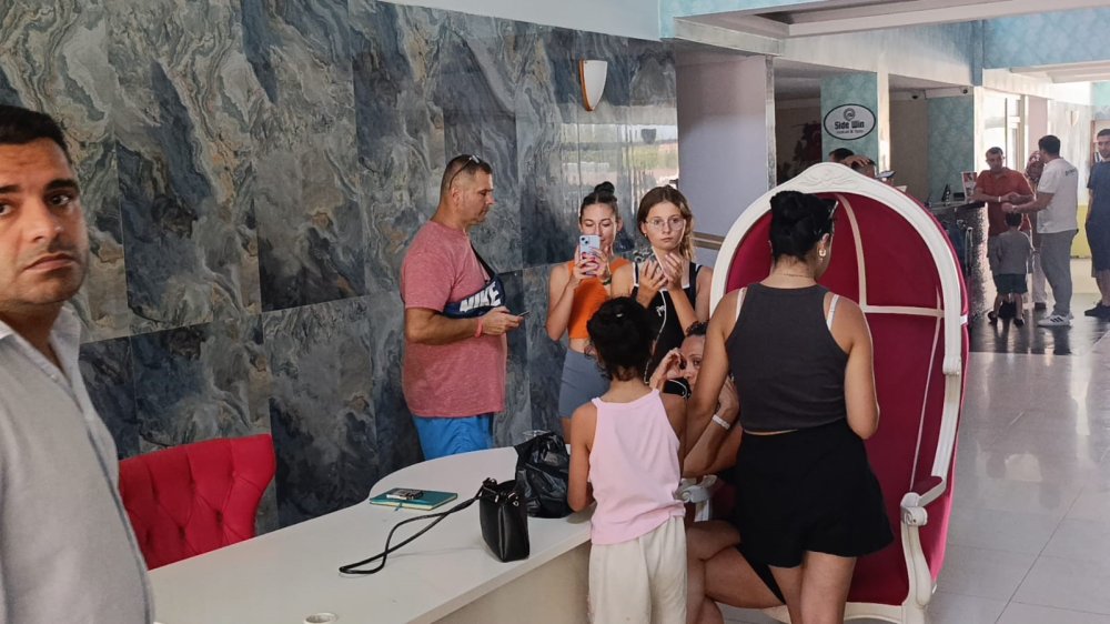Otelde maaş krizi: Personel iş bıraktı, tatilciler isyan etti