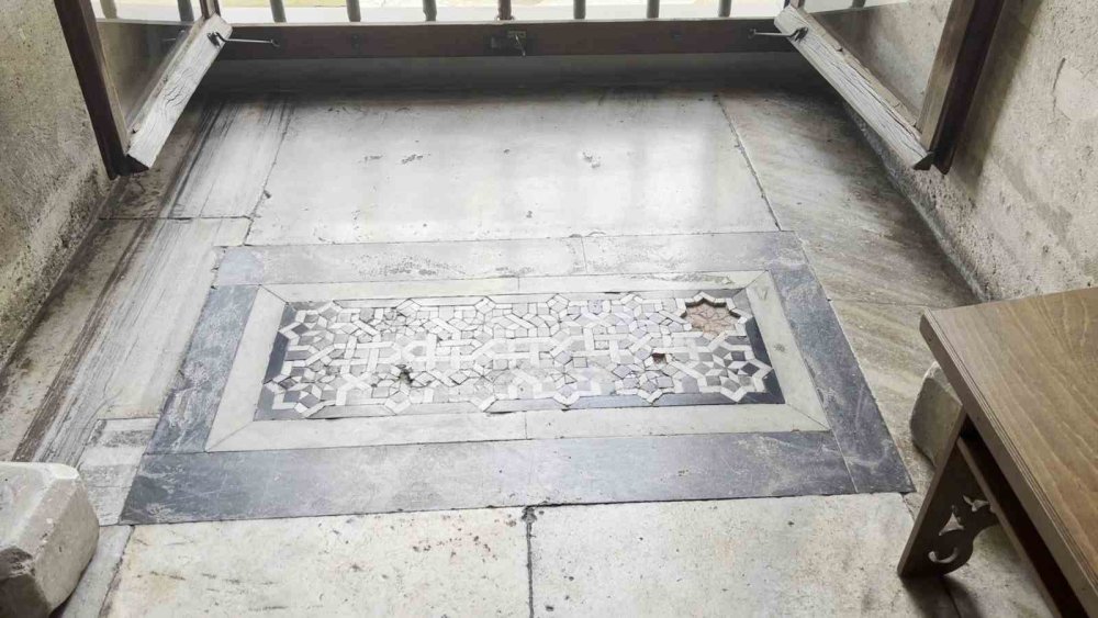 Süleymaniye Camii’nde hırsızlık iddiası: Tarihi mozaikler çalındı