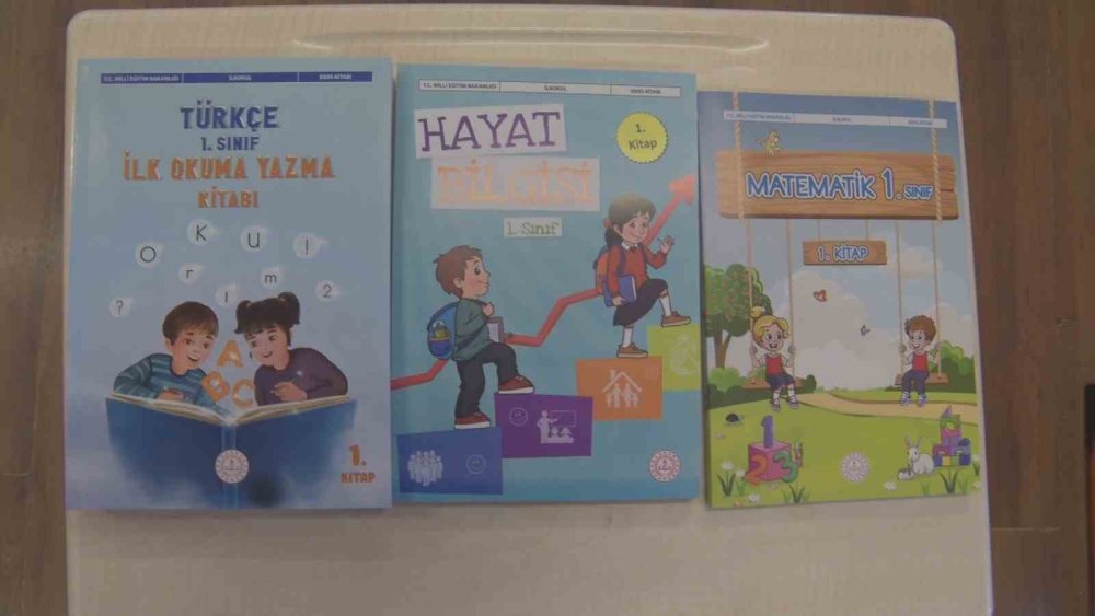 Ücretsiz ders kitapları sıralardaki yerini aldı