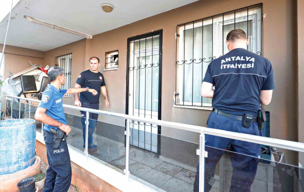 Apartmanda koku paniği: Balkondan giren ekipler kokunun kaynağını buldu