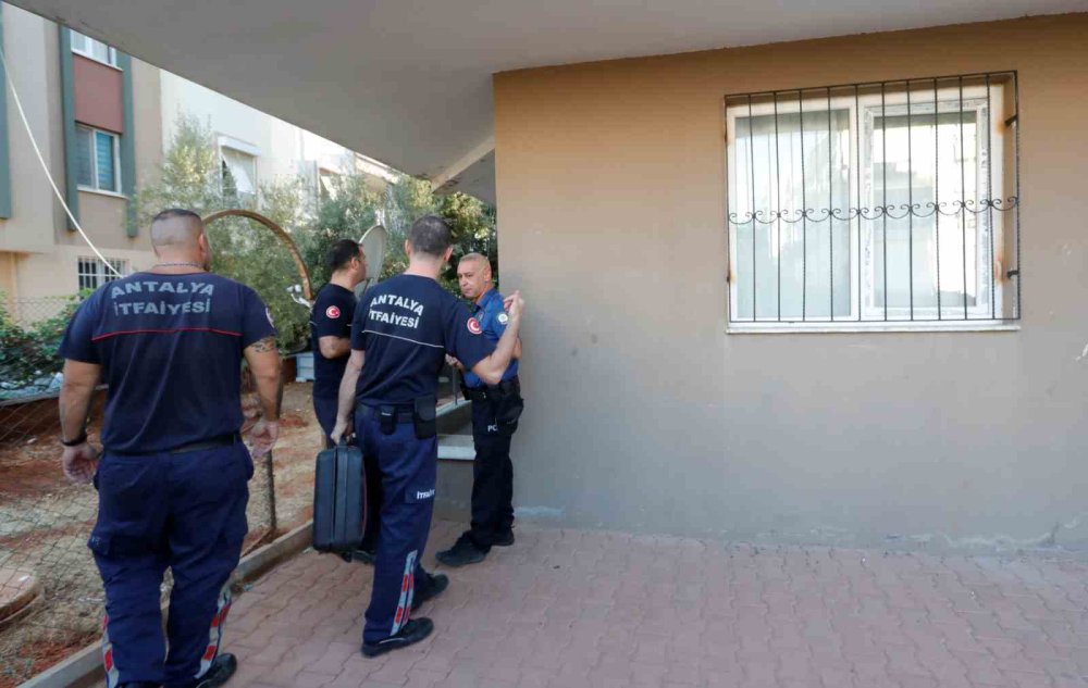 Apartmanda koku paniği: Balkondan giren ekipler kokunun kaynağını buldu