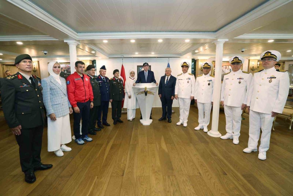 Başkomutan Savarona'ya Çıktı