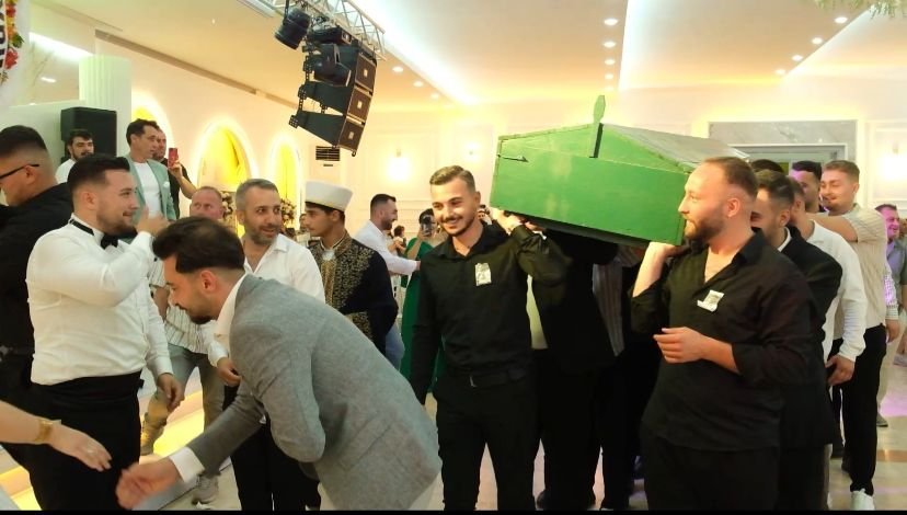 Düğüne 'acı kaybımız' yazılı çelenk ve tabutla geldiler