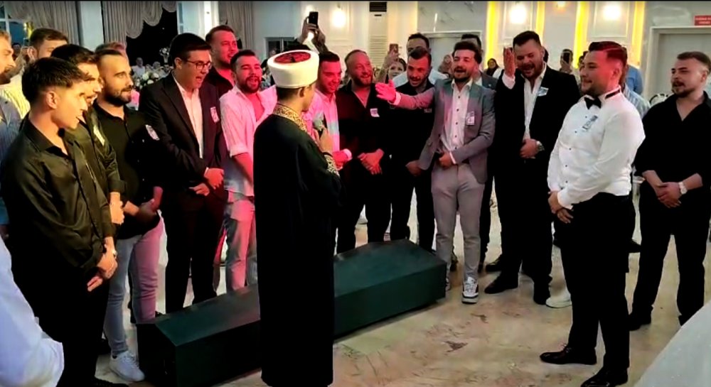 Düğüne 'acı kaybımız' yazılı çelenk ve tabutla geldiler