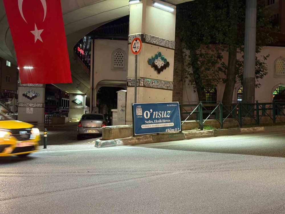 Kent sakinlerini meraklandıran pankart: Kim O?