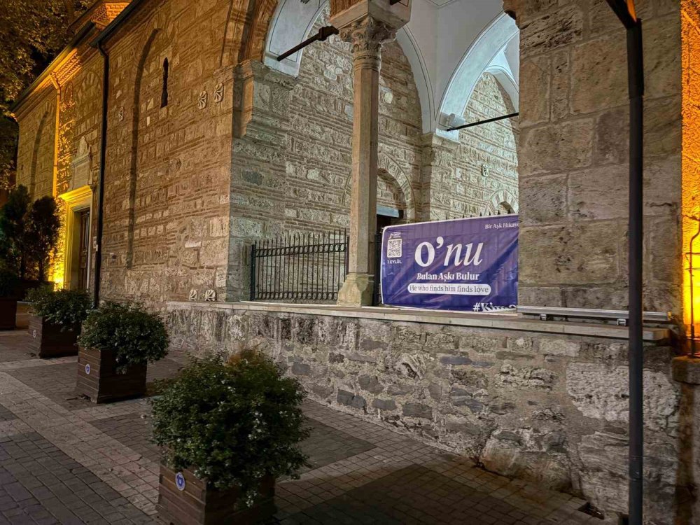 Kent sakinlerini meraklandıran pankart: Kim O?