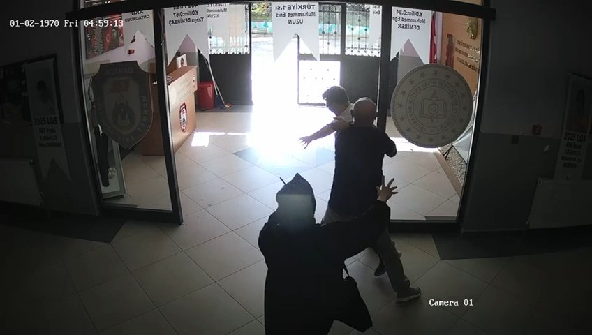 Sahte adresle kayıt yaptırmak isteyen veli okul idaresine bıçakla saldırdı