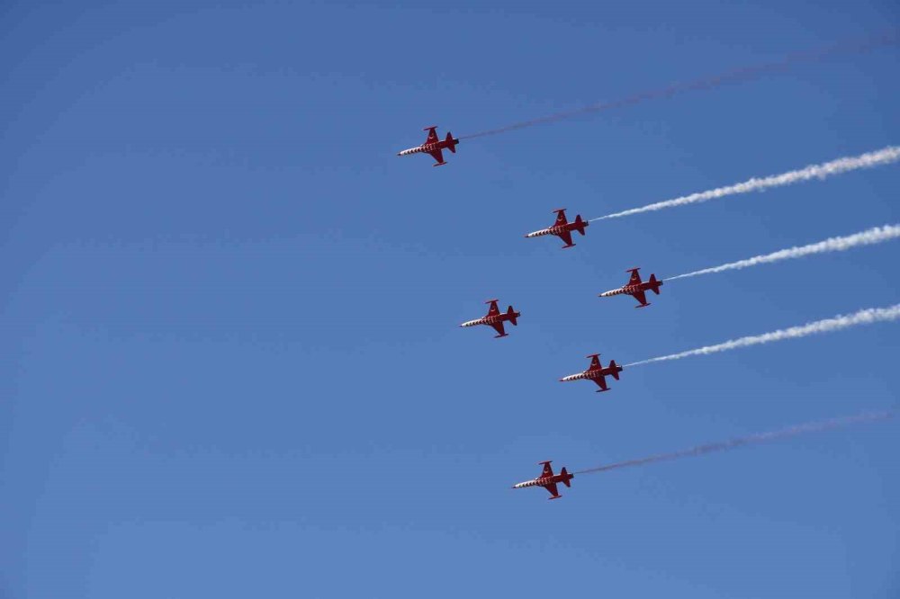 Türk Yıldızları’nın gösterisini, nefeslerini tutarak izlediler