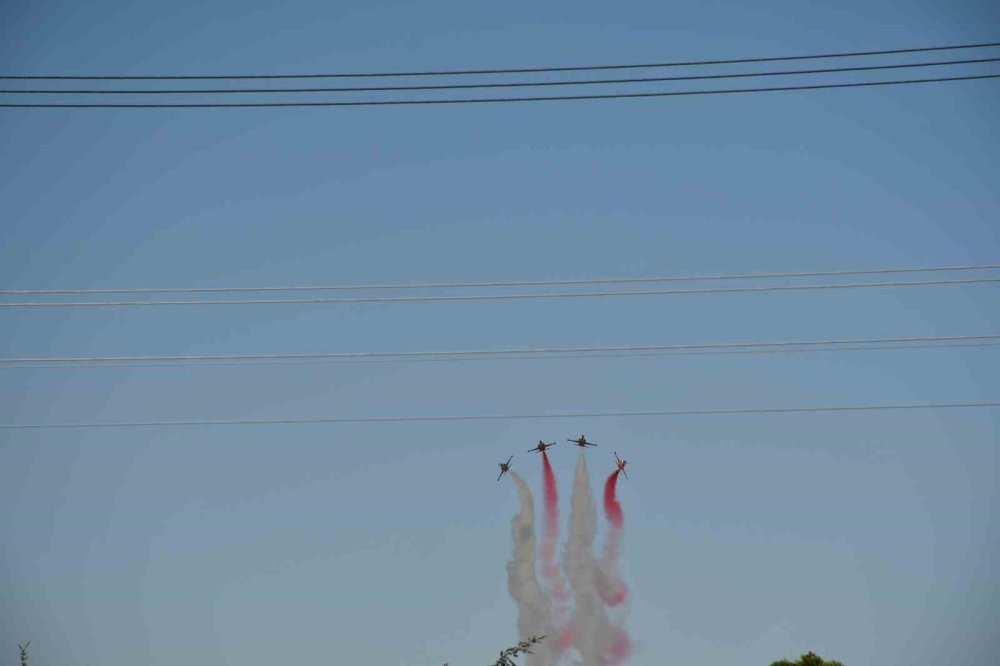 Türk Yıldızları’nın gösterisini, nefeslerini tutarak izlediler