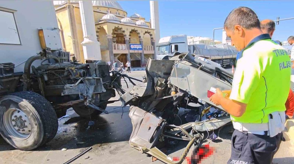 Konya yolunda tırla çarpışan karavanın kabini koptu: 3 yaralı