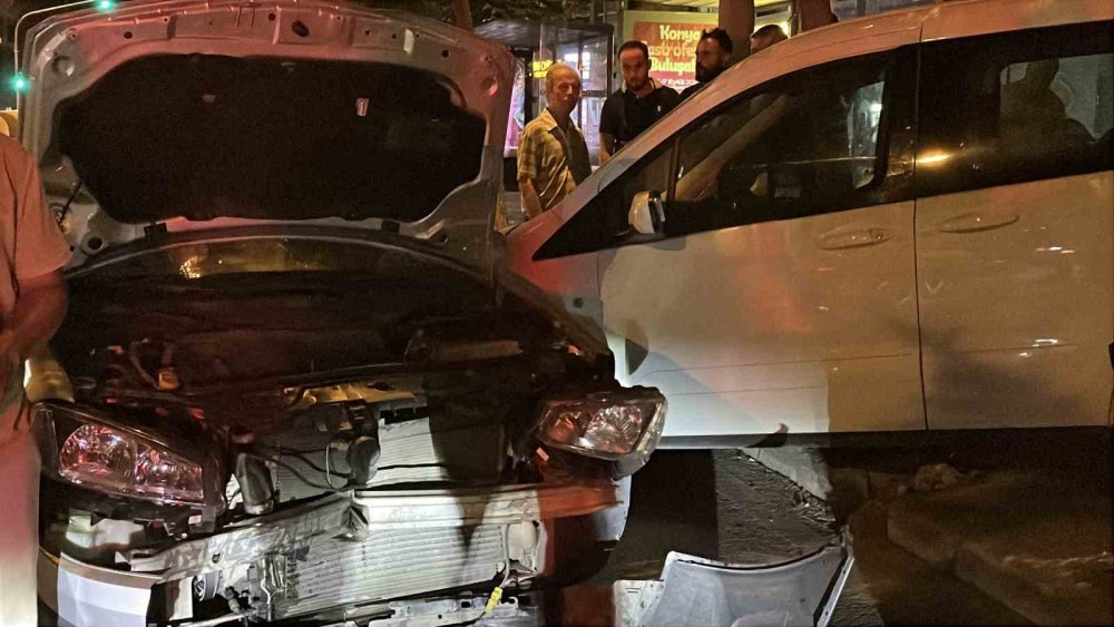 Otomobil otomobile vurdu, kaldırımdaki yaya yaralandı