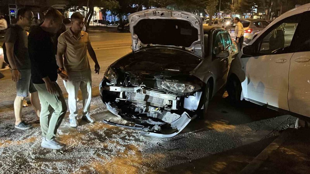 Otomobil otomobile vurdu, kaldırımdaki yaya yaralandı